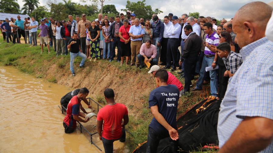 Medina concede financiamiento para incrementar producción de peces y camarones en Copeyito