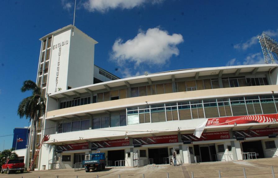 Hombres en motores atracan vendedores de boletas fuera del estadio Quisqueya