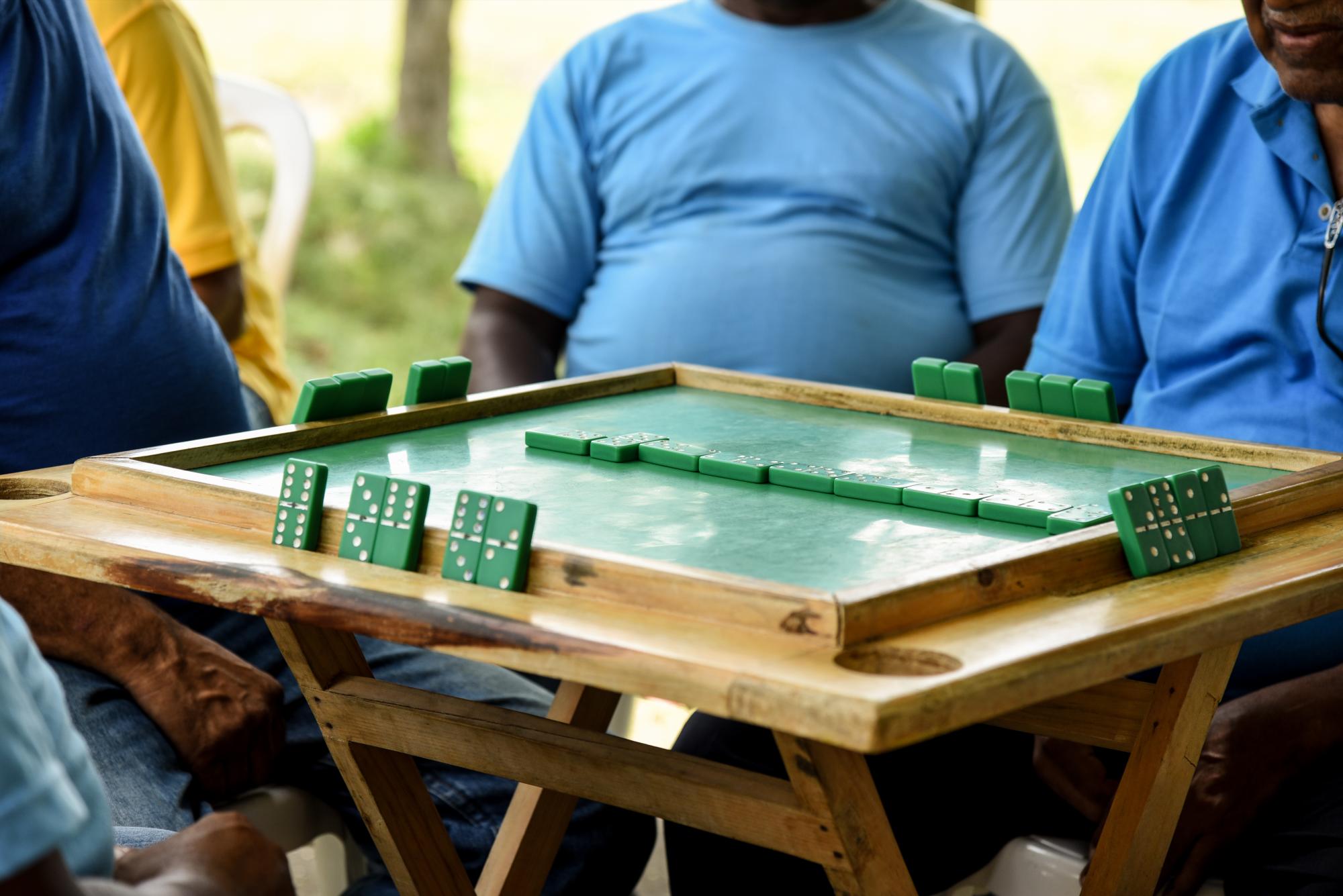 Reclusos juegan al dominó dentro de Haras Nacionales, imagen de julio de 2016