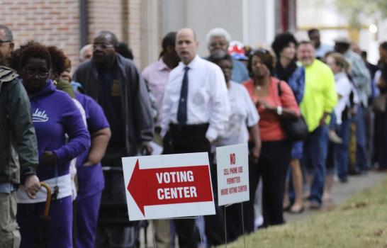 Largas filas y algunos problemas para votar en Estados Unidos