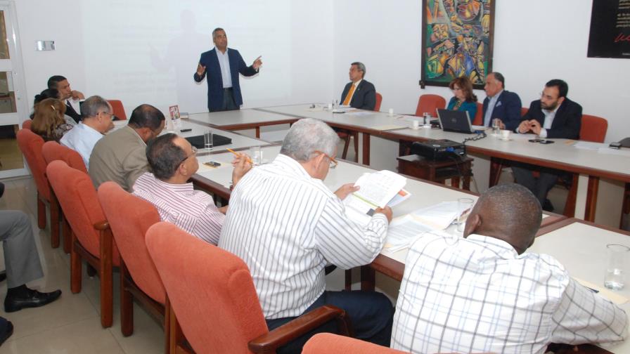 Los patronos y sindicatos “luchan” hoy por aumento 