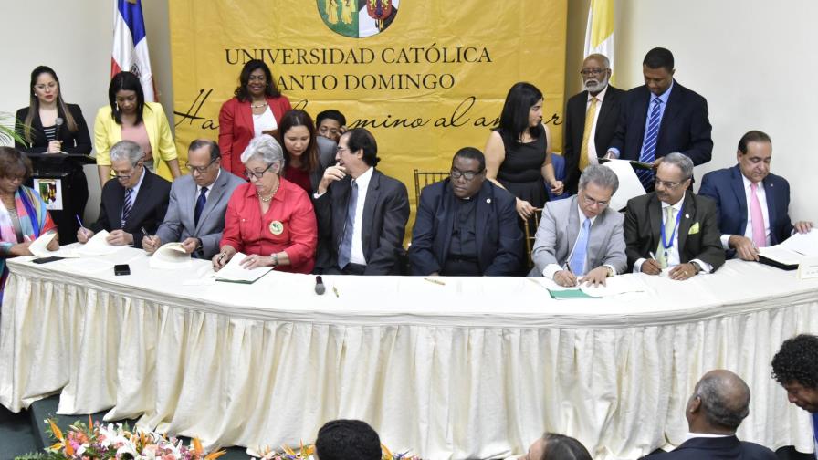 Los médicos y el Gobierno firman un histórico acuerdo salarial Los médicos y el Gobierno firman un histórico acuerdo salarial