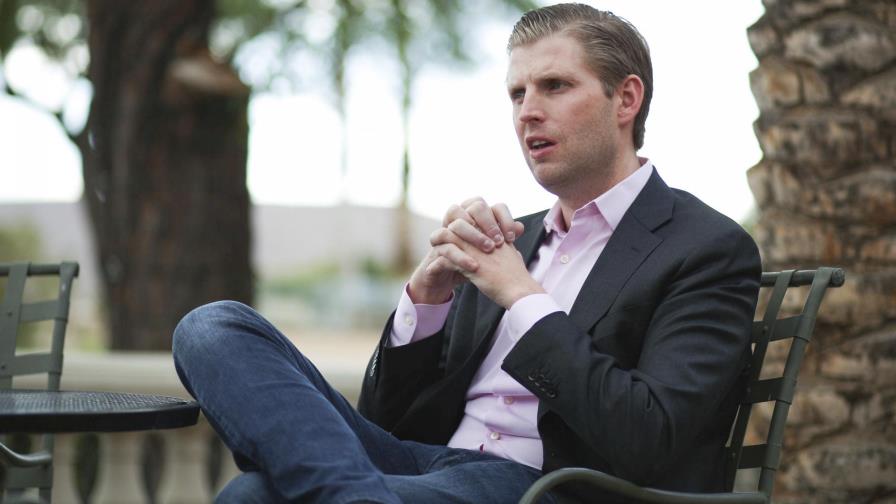 Hijo de Trump viola ley estatal al publicar una foto de su voto Hijo de Trump viola ley estatal al publicar una foto de su voto