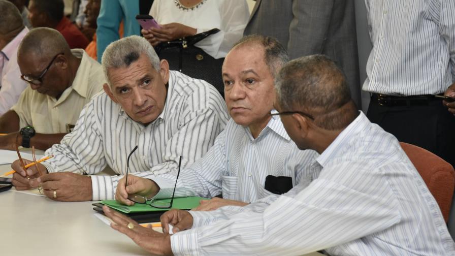 Sindicalistas salieron de reunión sin aumento, pero contentos Sindicalistas salieron de reunión sin aumento, pero contentos