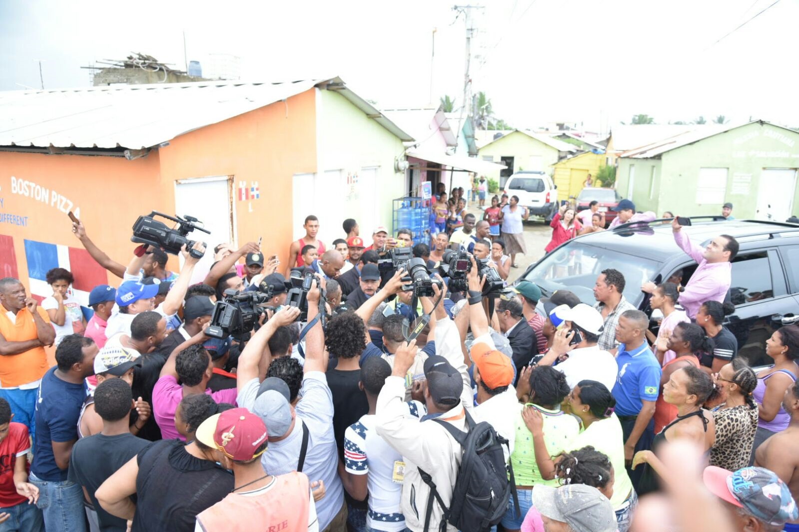 Residentes de un barrio de Puerto Plata recibe al presidente Medina 