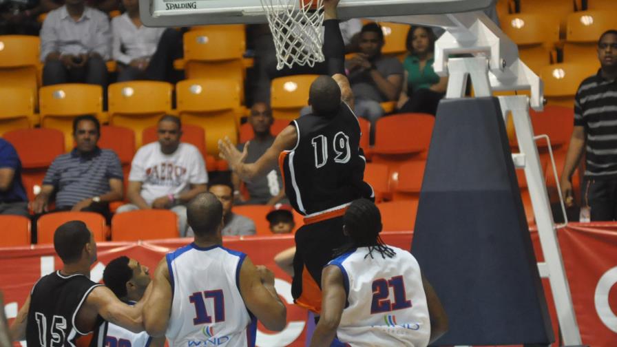 Clubes se querellan contra encargado de boletería del torneo de baloncesto de Santiago
