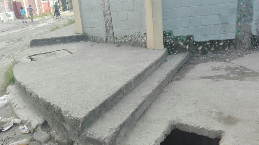 Un peligroso hoyo en una escuela que tiene varios años Un peligroso hoyo en una escuela que tiene varios años