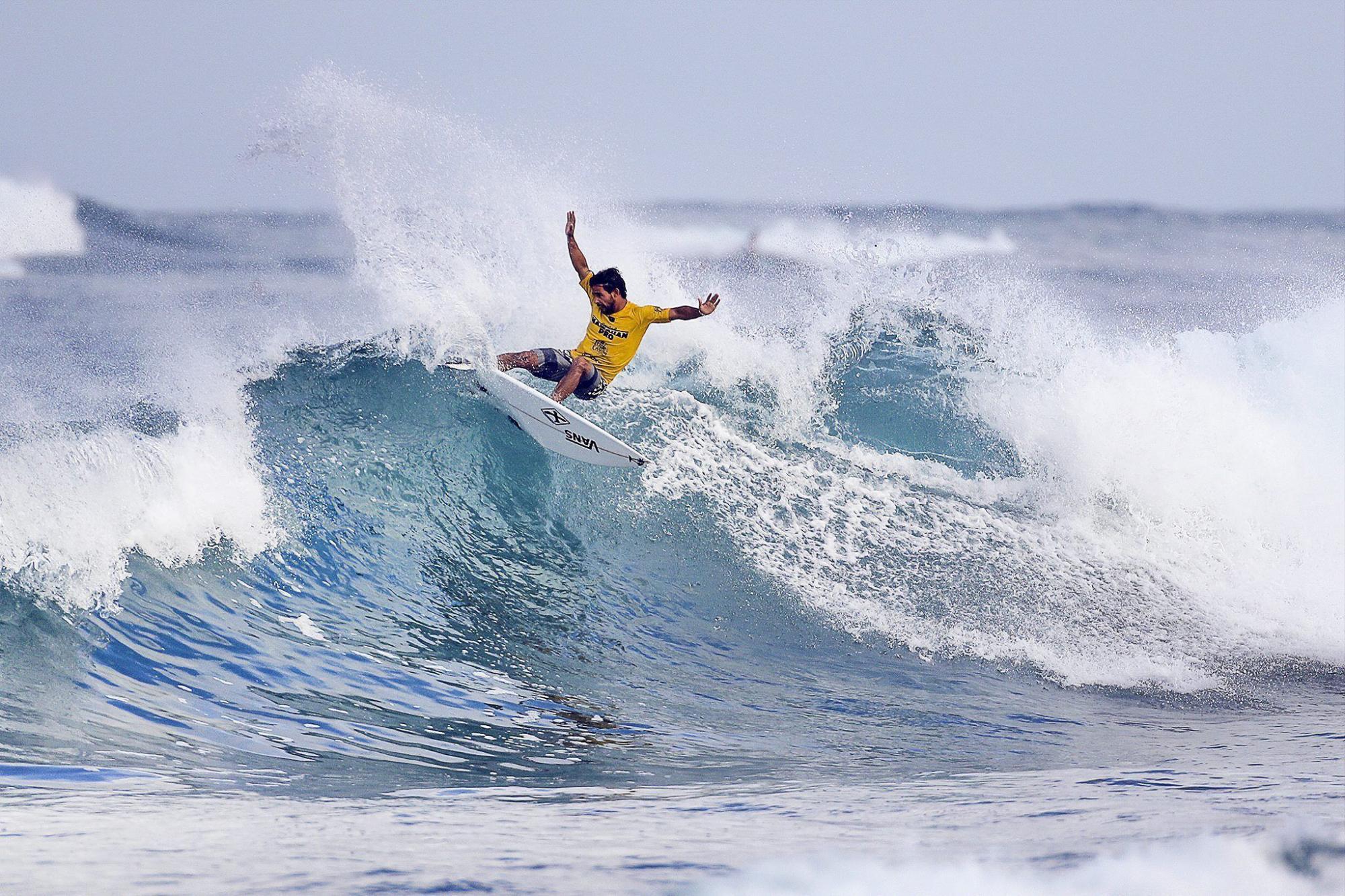 El surfista brasileño Tomas Hermes mientras compite en la tercera ronda de la Hawaiian Pro de la Liga de Surf Mundial (WSL), en Haleiwa, Hawaii.