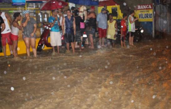 Inundación volvió a afectar a puertoplateños la noche del miércoles; buscan la normalidad