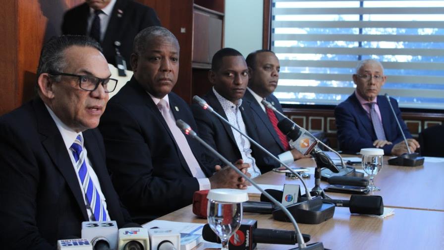 Ventura Camejo explica a diputados posible modificación de Ley de Función Pública