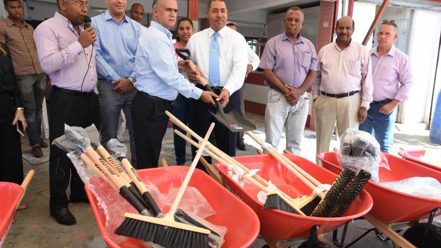 Carestía de energía agobia el comercio en el mercado de Los Mina