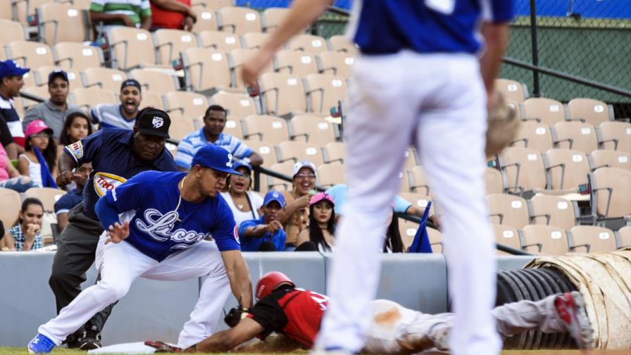 Los Tigres del Licey aprovechan errores de los Leones para ganar