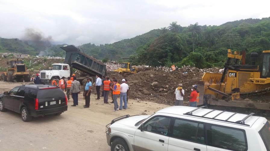 Obras Públicas interviene vertedero de Puerto Plata por las lluvias 
