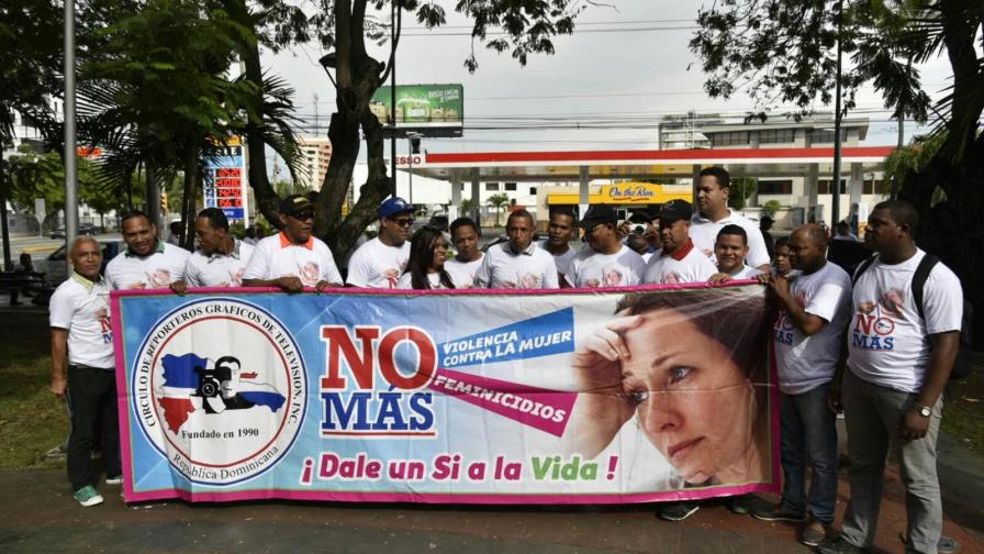 Reporteros gráficos realizan caminata contra la violencia a la mujer