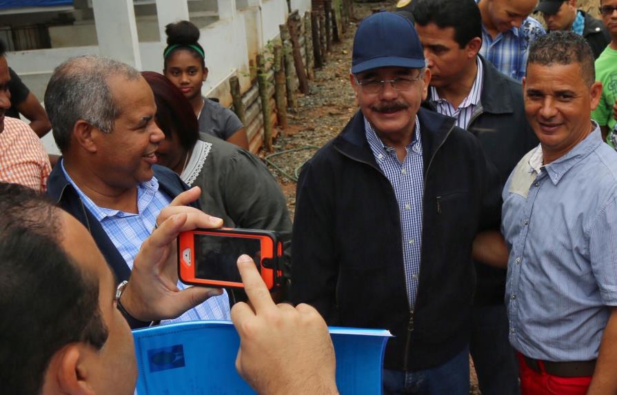 Danilo Medina supervisa a productores de cerdos y pollos a los que visitó en 2014