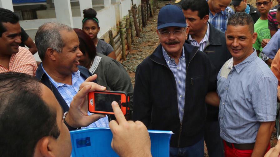 Danilo Medina supervisa a productores de cerdos y pollos a los que visitó en 2014