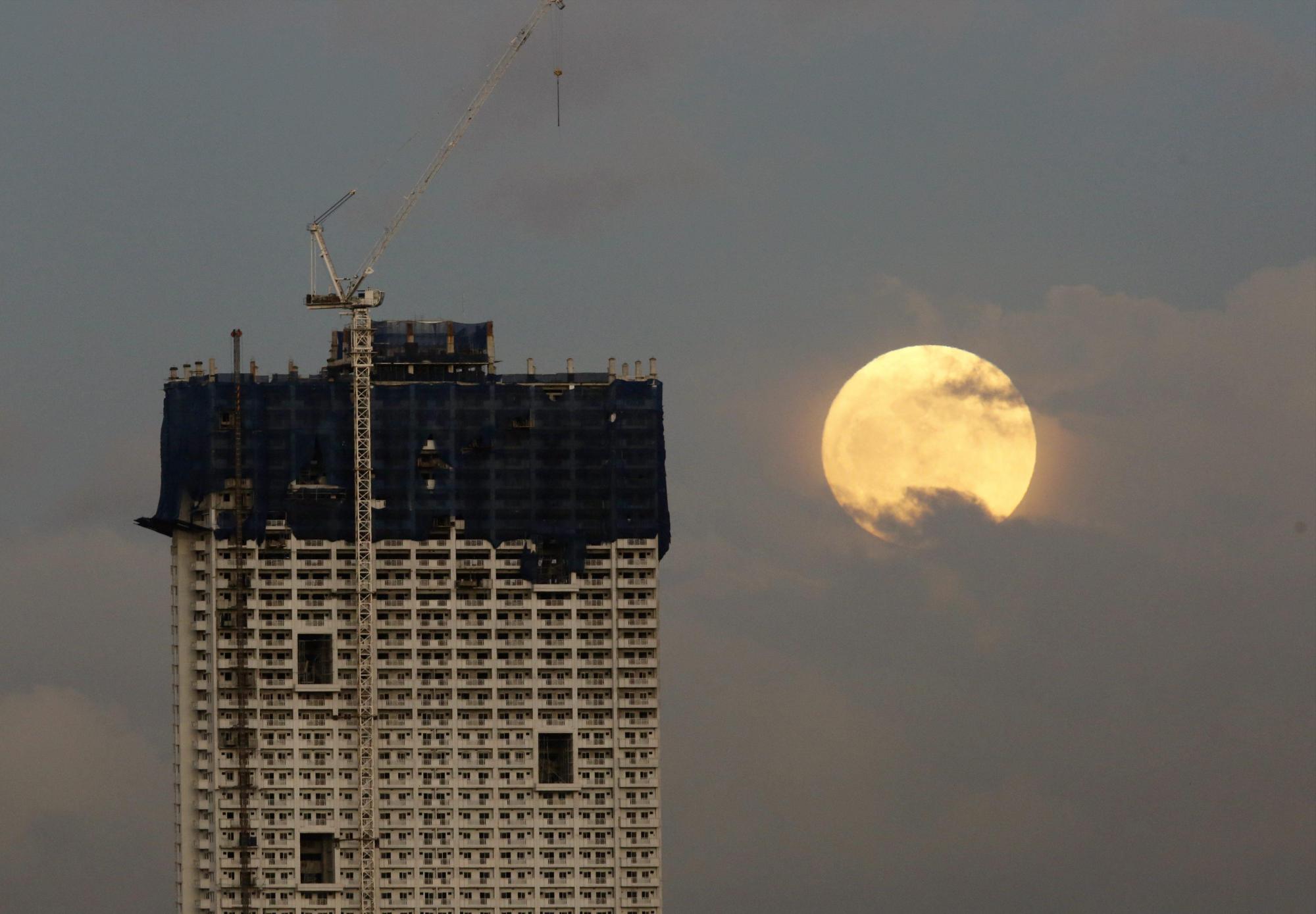 La luna se eleva sobre Manila (Filipinas)