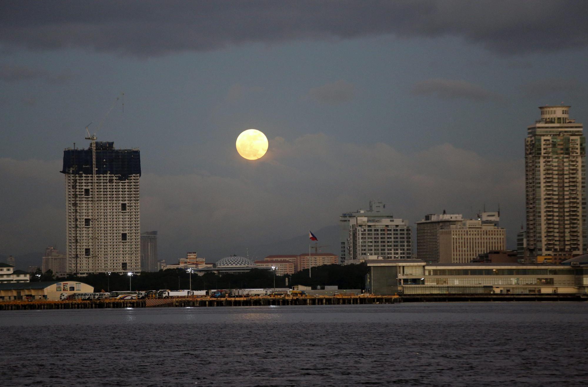  La luna se eleva sobre Manila (Filipinas) hoy, 14 de noviembre de 2016.