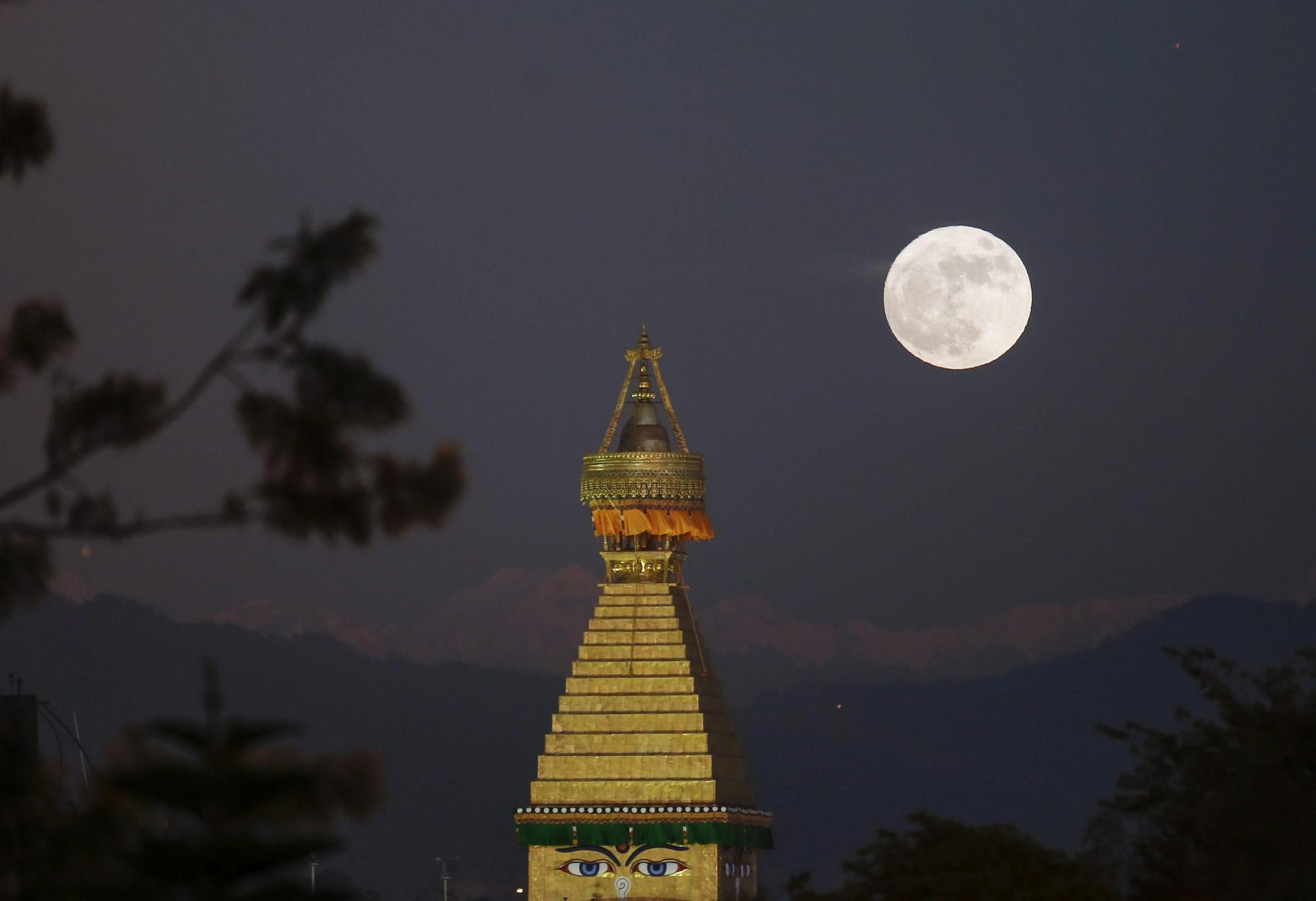 La luna se eleva sobre el templo Boudha en Katmandú (Nepal)