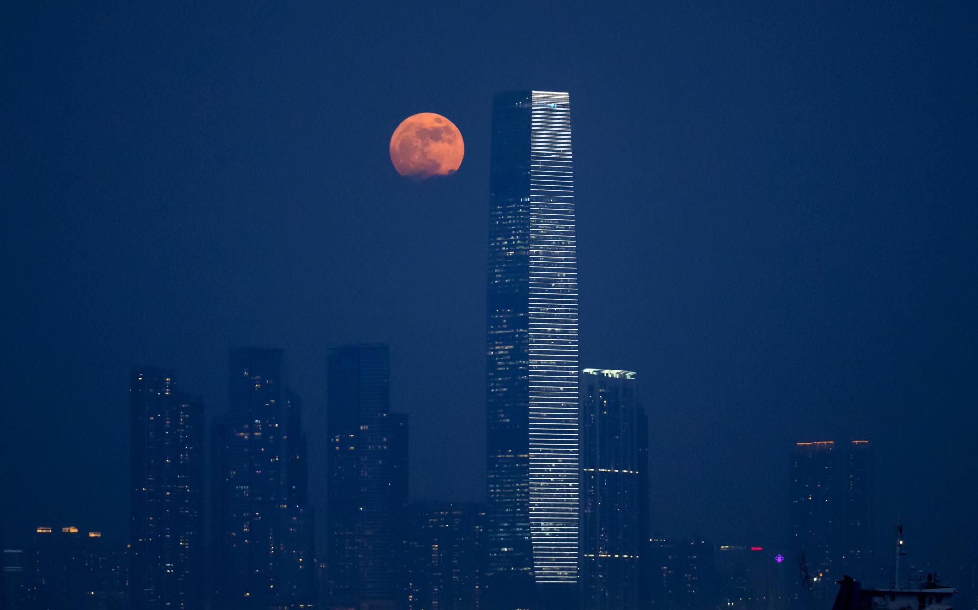 La superluna aparece en Hong Kong.