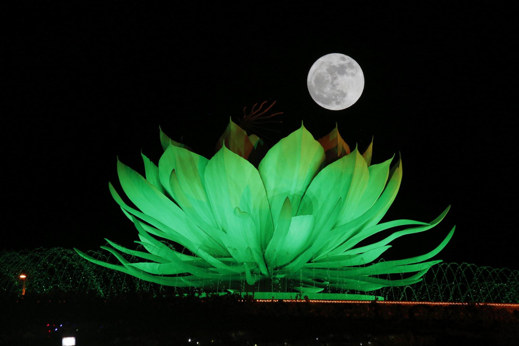 Vista de la superluna sobre un monumento en Naipyidó (Birmania).