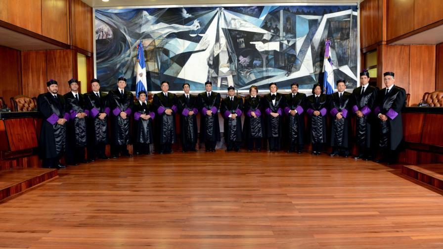 Suprema Corte de Justicia asciende por desempeño a 21 jueces y juezas