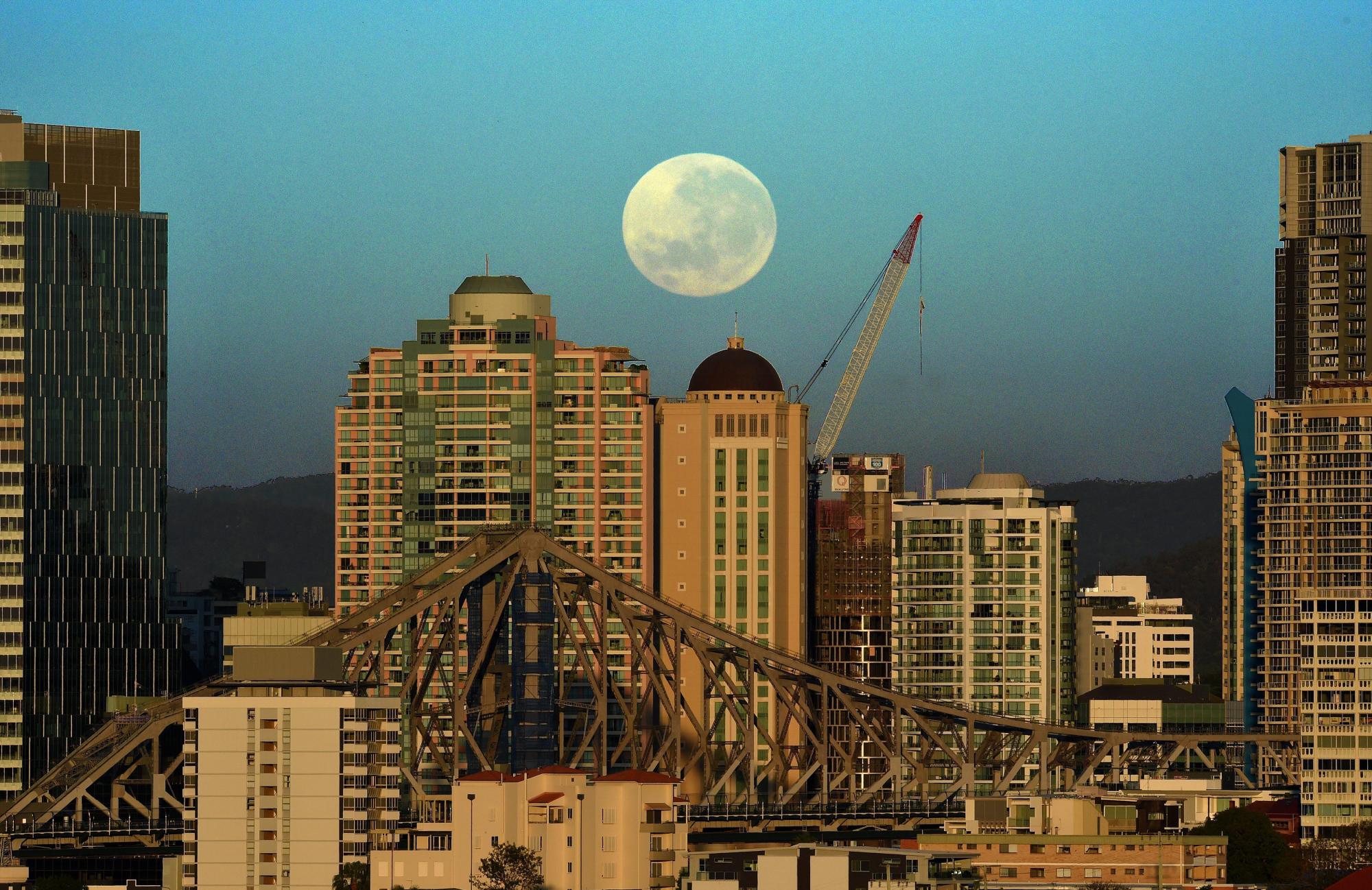La luna sale sobre Brisbane (Australia).