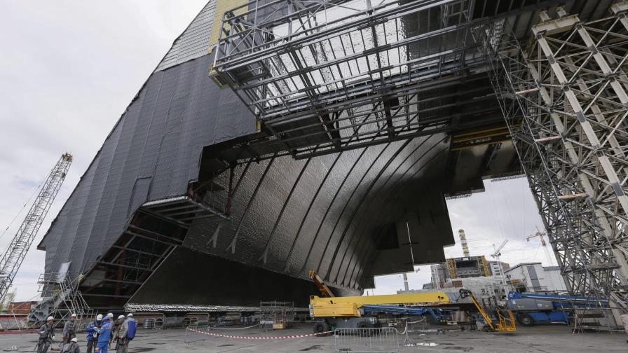 Comienza instalación de gigantesca cúpula de protección sobre reactor de Chernóbil