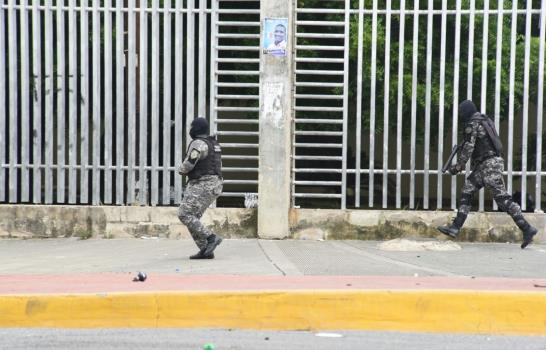 Jóvenes encapuchados se enfrentan con agentes policiales en la UASD