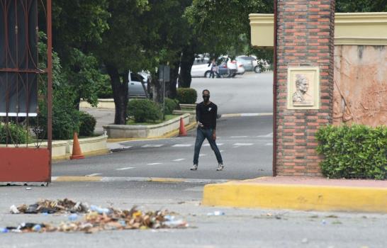 Jóvenes encapuchados se enfrentan con agentes policiales en la UASD