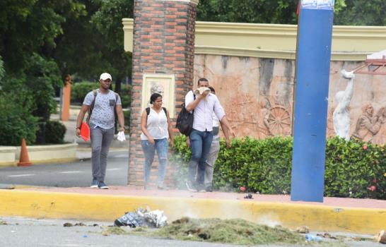 Jóvenes encapuchados se enfrentan con agentes policiales en la UASD