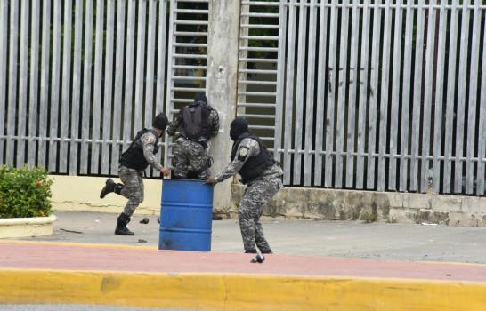 Jóvenes encapuchados se enfrentan con agentes policiales en la UASD