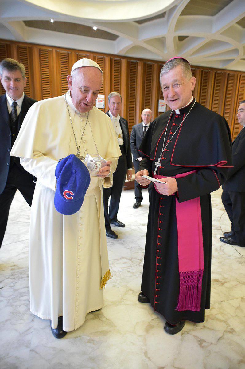 Papa Francisco recibe una gorra de los Cachorros 
