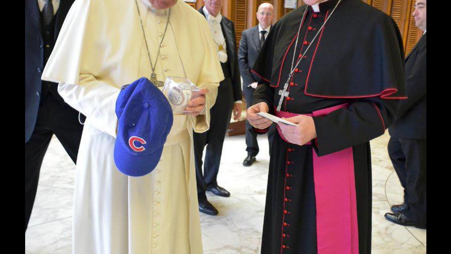 Papa Francisco recibe una gorra de los Cachorros 