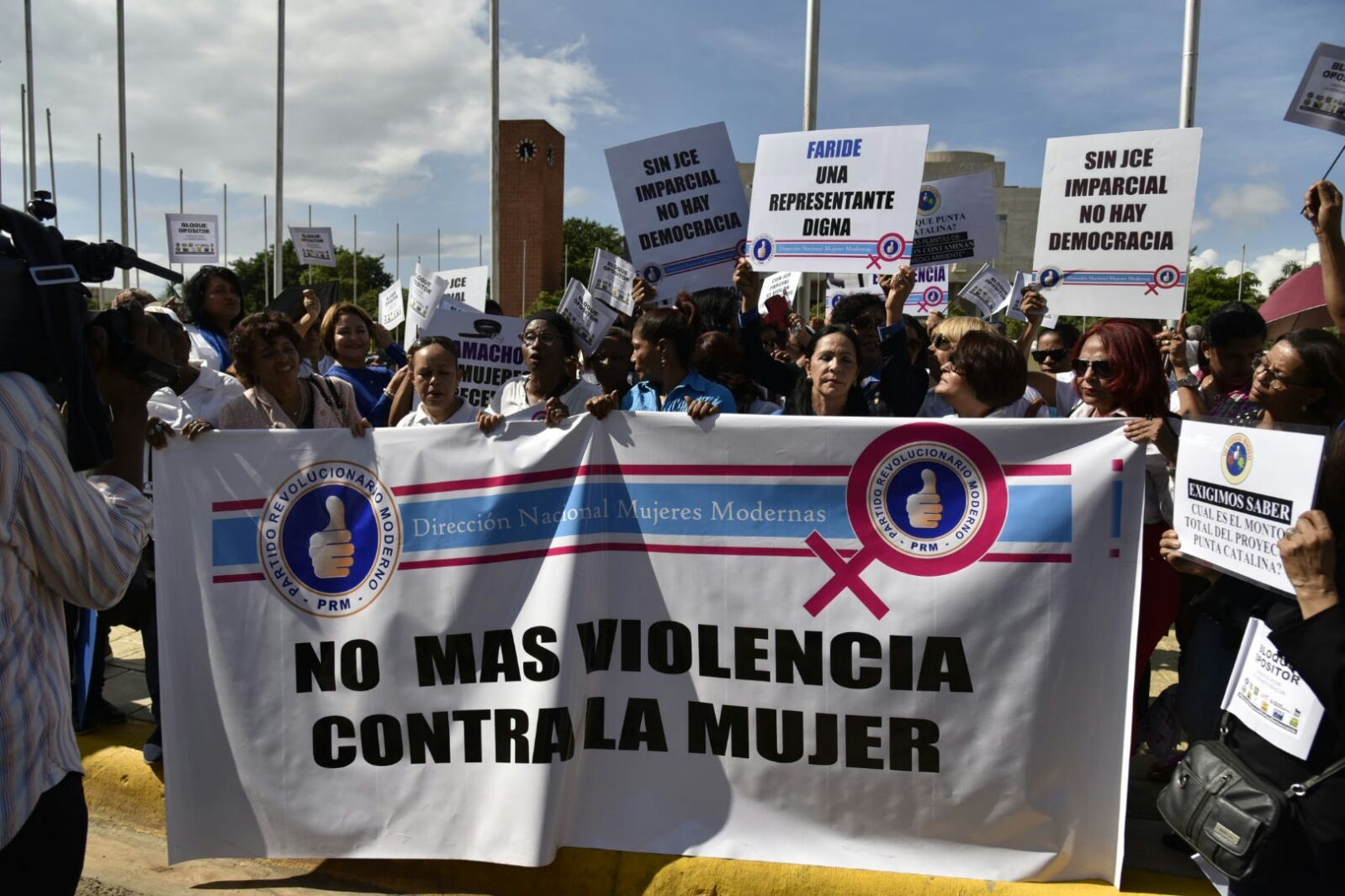 Mujeres que se manifestaron frente al Congreso Nacional en apoyo a la diputada Faride Raful 