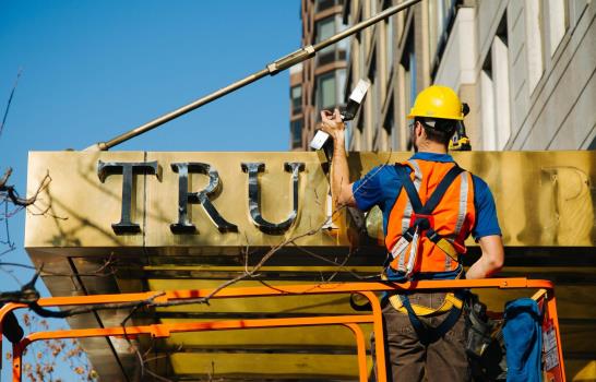 Vecinos de Nueva York intentan borrar del mapa el nombre de Trump