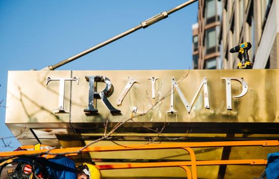 Vecinos de Nueva York intentan borrar del mapa el nombre de Trump