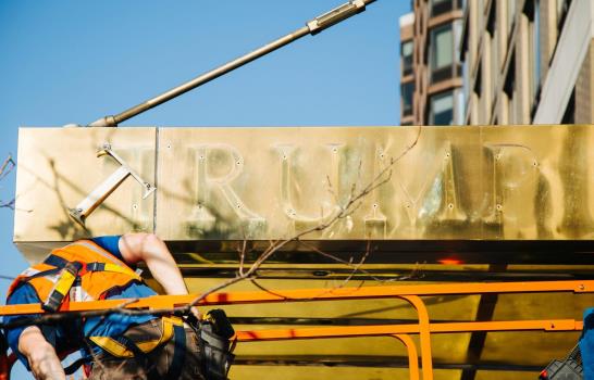 Vecinos de Nueva York intentan borrar del mapa el nombre de Trump