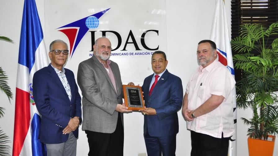 Asociación de líneas aéreas reconoce al  IDAC y su director