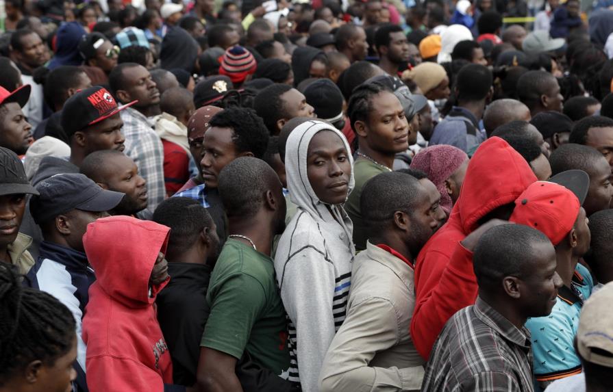 EE.UU. libera a inmigrantes haitianos sin autorización 