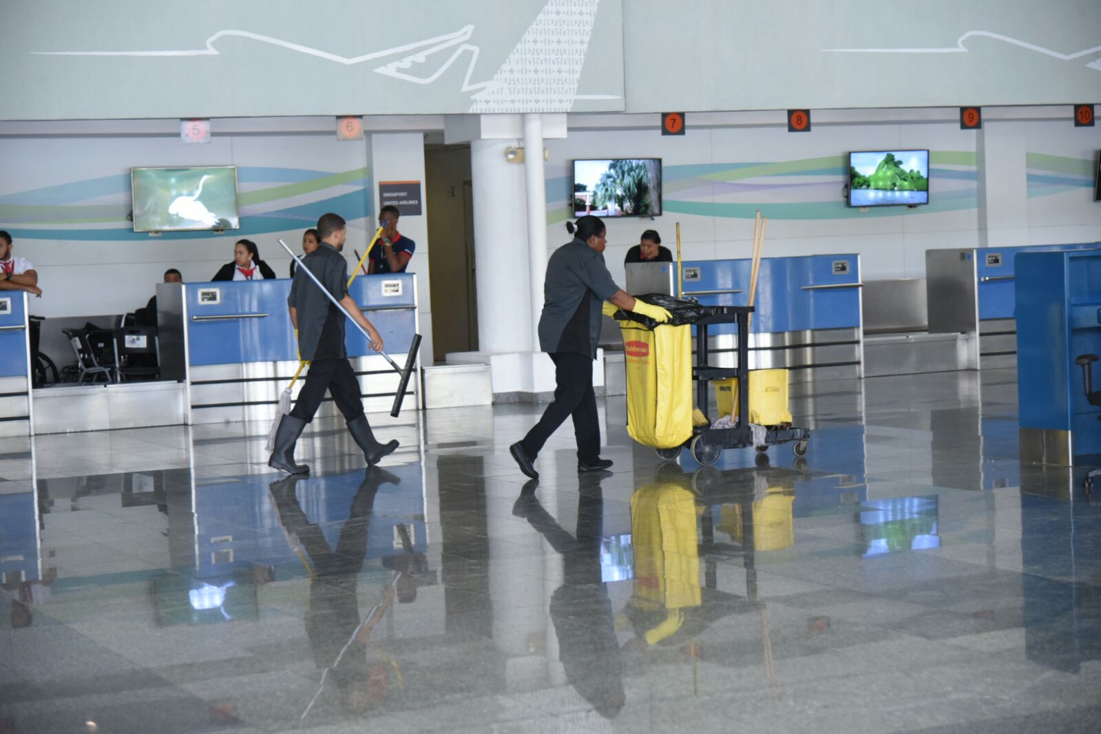 Personal de limpieza del aeropuerto internacional Gregorio Luperón trabajan para retornar la terminal a su normalidad.