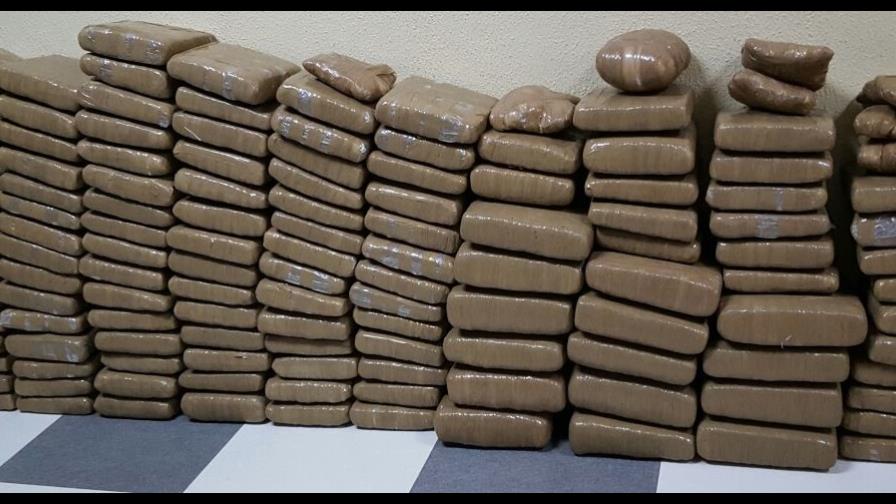 Autoridades ocupan 133 pacas de drogas en Baní