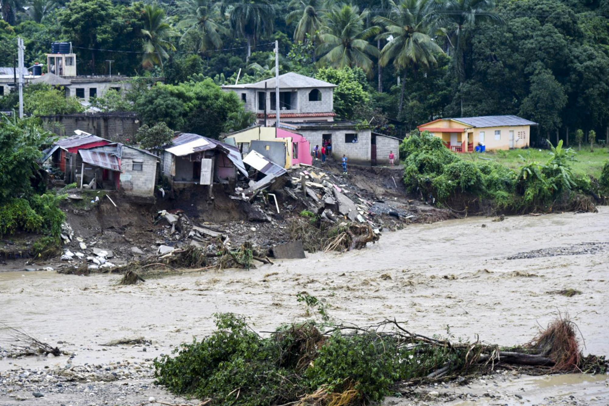 COE desaloja cientos de familias cercanas a río Yaque del Norte por desagüe de presa de Tavera COE desaloja cientos de familias cercanas a río Yaque del Norte por desagüe de presa de Tavera