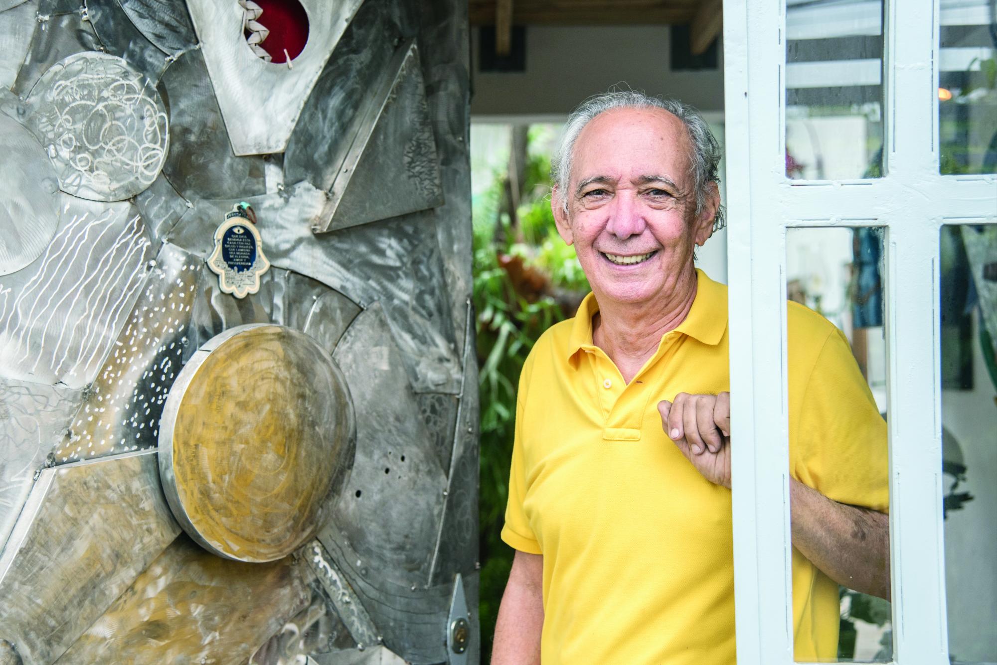 Vassallo vive entre esculturas. La puerta de su casa es un anticipo de su taller-hogar, en el que todo lo que ama tiene sitio.