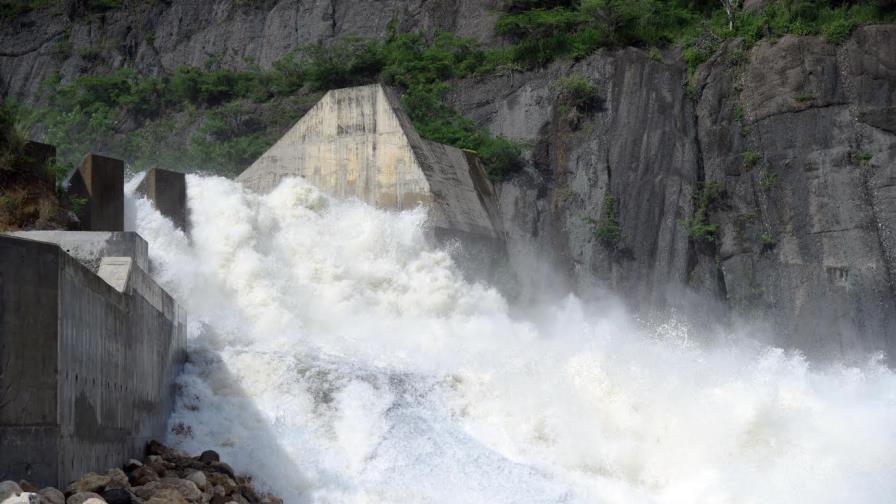 Desagüe presa Tavera desborda al Yaque del Norte y decenas de comunidades resultan afectadas