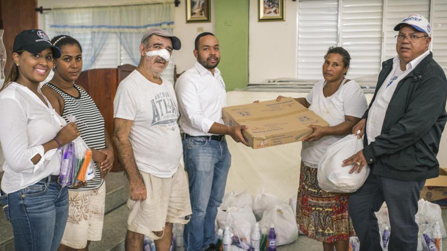 Industria entrega donativo a damnificados de Moca