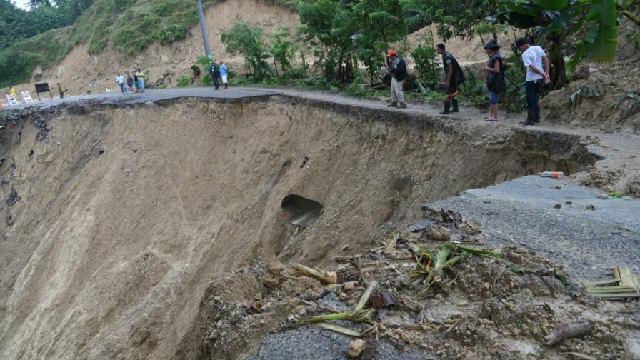 Rehabilitan paso en tramo de carretera Gregorio Luperón bloqueado por deslizamientos de tierra