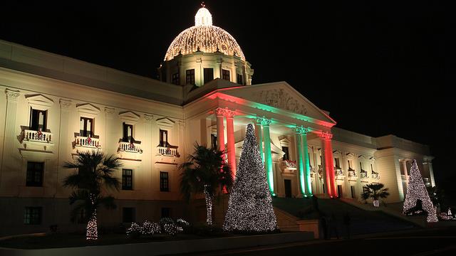 Las luces de Navidad se encienden en el Palacio Nacional