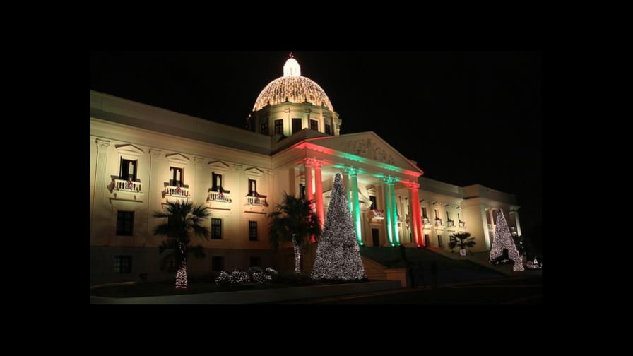Las luces de Navidad se encienden en el Palacio Nacional