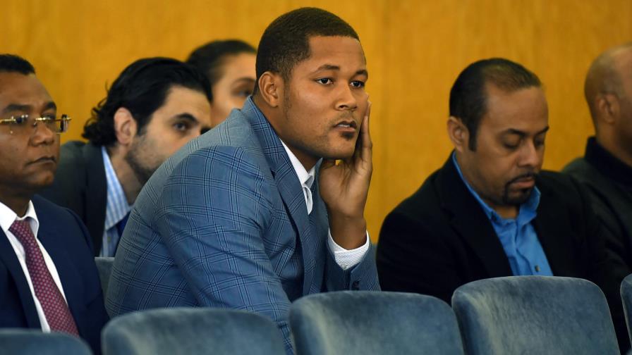 Esposa pide se desestime el caso de violencia contra Familia